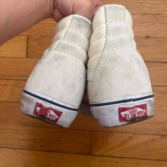 Vans Sk8-Hi Shoe in a cream suede, size 7 womens / size 5.5 mens - Picture 4 of 6